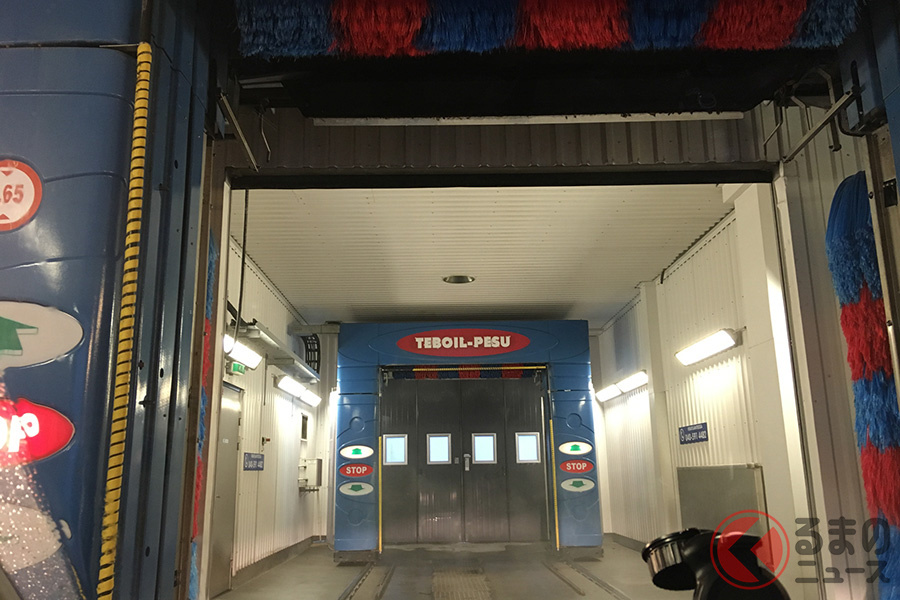 屋内に設置されたタイプのフィンランドの洗車機。雪が降るからなのかなあ?