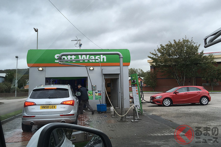 洗車機に入る前におじさんが軽く手洗いしてくれます。支払い方法を質問したらウェールズ語で返答されて全く理解できず