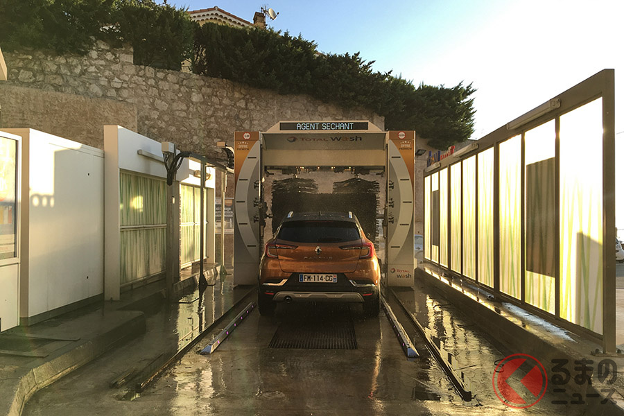 見た目は日本の洗車機とほぼ同じ。ただ、見るからに硬そうなブラシ、今じゃもう見ないよなあ