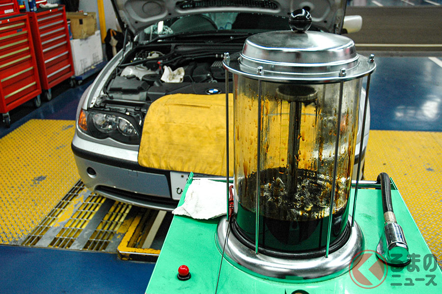 ポンプを使ってオイルを吸い出す方法を「上抜き」と呼ぶ。いったん透明の容器に入れて回収されるため、このとき汚れの程度などを確認しやすい