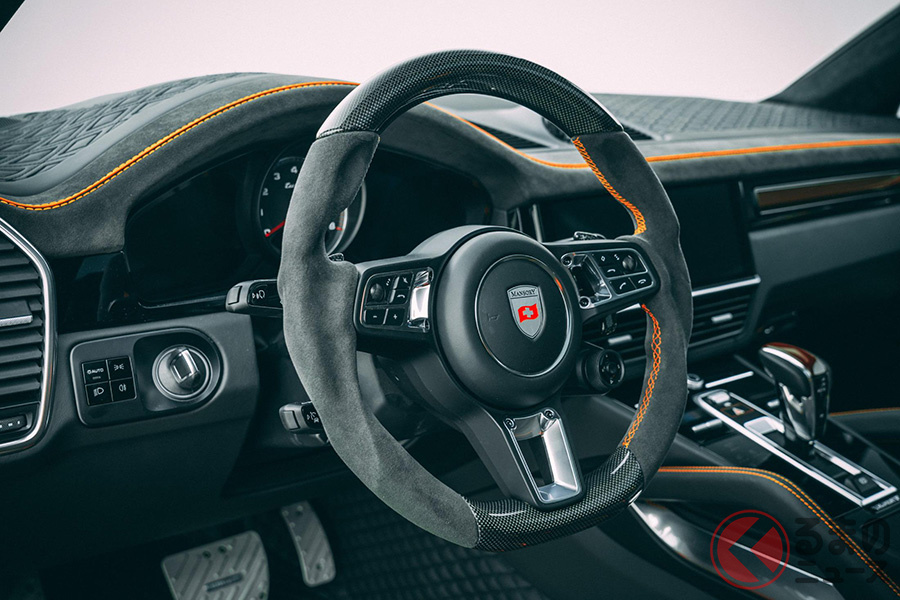 ボディカラーに合せたオレンジのパイピングやステッチが、マンソリーワールドを演出している