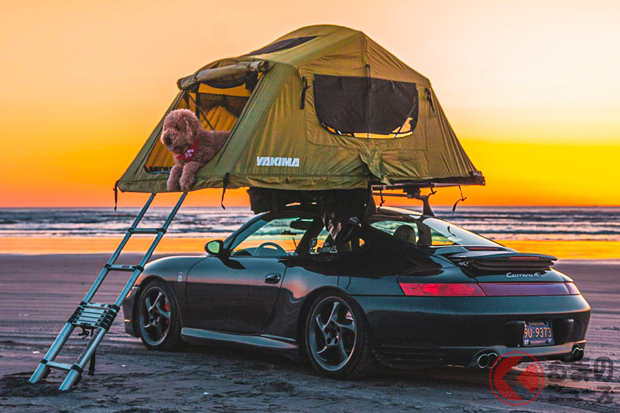 ポルシェを見られるなんて想像もできないような場所まで出かけていって、ルーフテント付きの911をぽつんと置くことに楽しみを見出したキーン