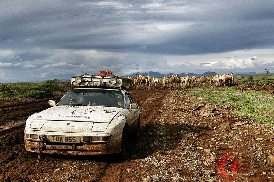 ポルシェ「944」は泥のなかを突き進み、アンダーフロアは轍だらけ岩だらけの道から打撃を受けた