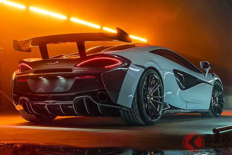 リアミッドに搭載されるエンジンは、ツインターボのシステムとECU、そして軽量なインコネル製のエグゾーストシステム等々を一新することで、実に711psの最高出力と710Nmの最大トルクを発生