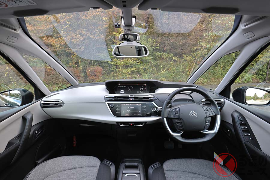 シトロエン「グランドC4スペースツアラー」のインパネ。フロントガラスが運転席頭上まで広がり、明るく開放的だ