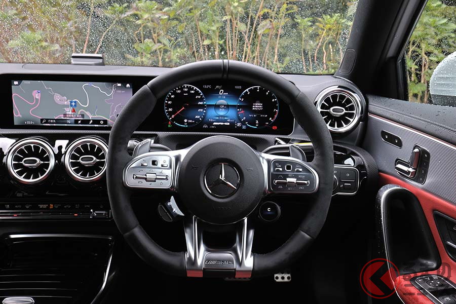 「メルセデスAMG A45S 4MATIC+」のAMGパフォーマンスステアリングには、手を離さずにセッティングが切り替えられるAMGドライブコントロールスイッチも装備される