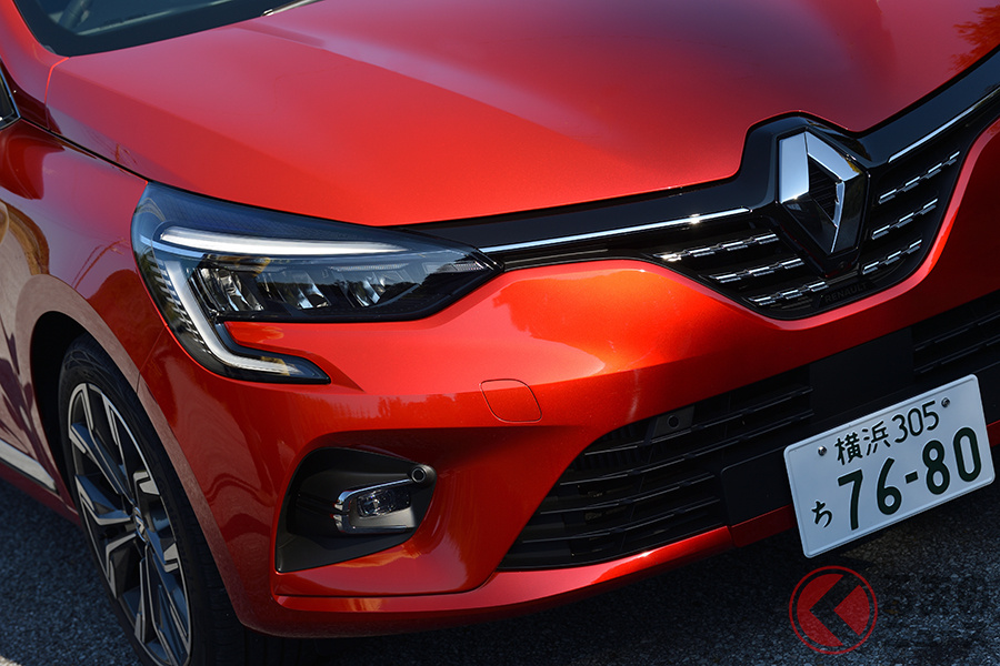 ルノー新型「ルーテシア」。ルノーモデルを象徴するCシェプノデイタイムランプが装備される