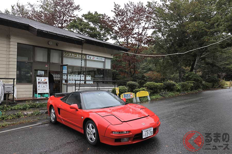 箱根・仙石原にあるレンタカーショップ「Fun2Drive」。初代NSXをはじめハコスカ・ケンメリなどの旧車から新型スポーツカーまで、さまざまなレンタカーを用意する