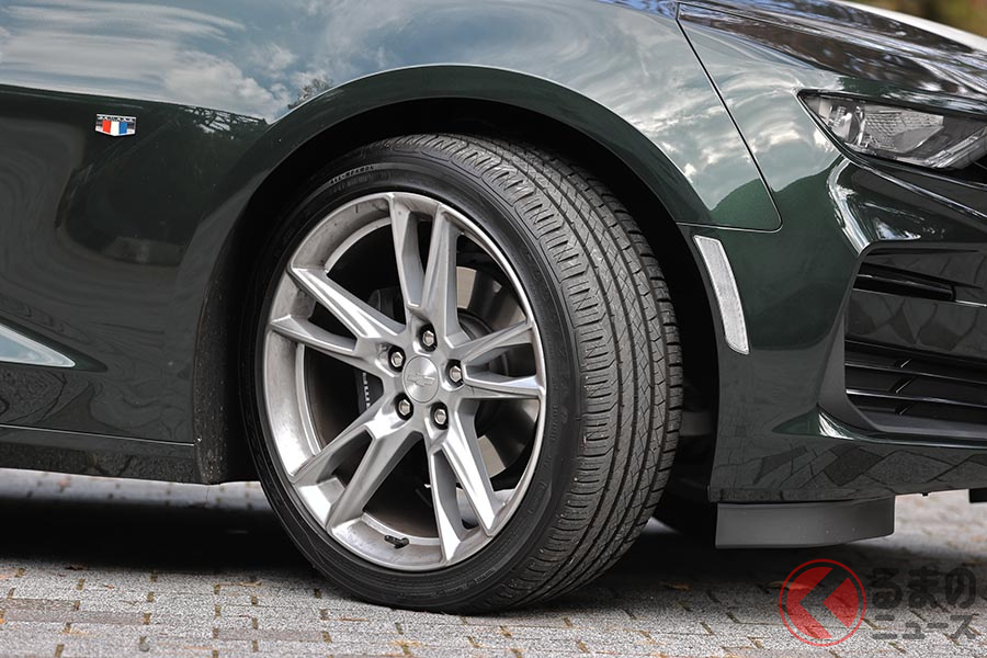 これがシボレー新型「カマロ」LT RSが装着するグッドイヤー「イーグルF1アシンメトリック」ランフラットタイヤ。しかもオールシーズンタイヤでM+S表記がある