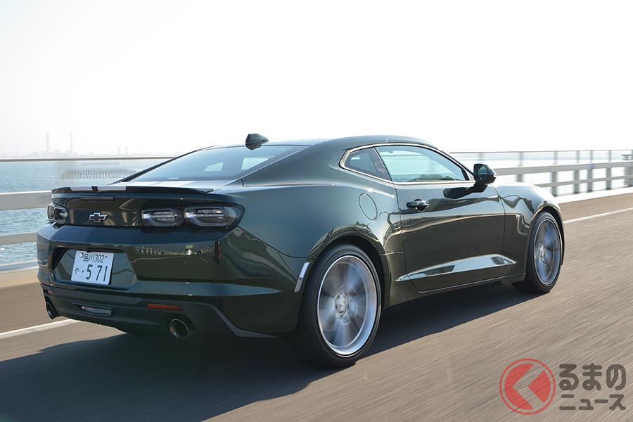 アメリカンスポーツの象徴! 新型シボレー「カマロ」に乗って気づいた意外なこととは | くるまのニュース