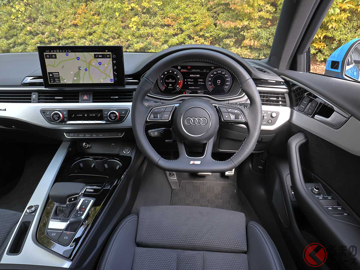 アウディ新型「A4 45 TFSIクワトロ Sライン」のインパネ。オプションのSラインプラスパッケージ(8万円)を選択するとフラットボトムステアリングになる
