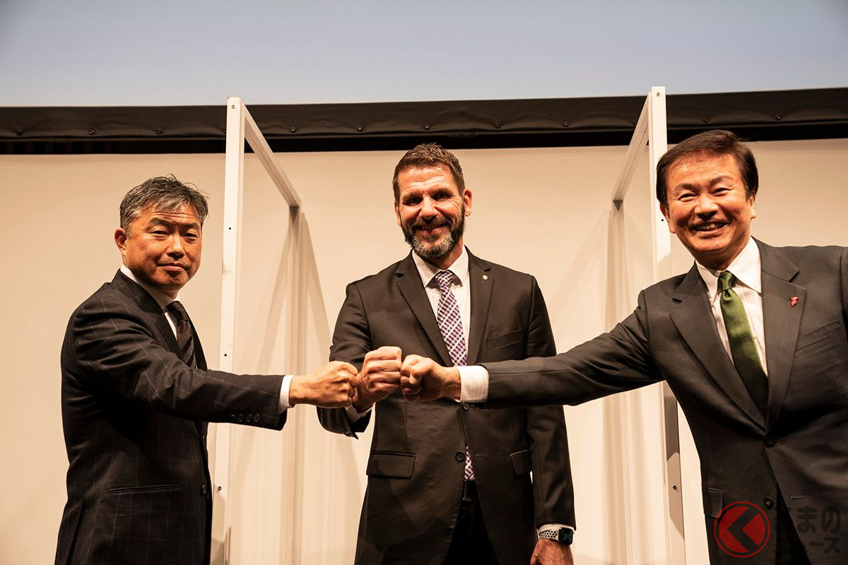 2020年11月24日、ポルシェジャパンと千葉県、木更津市で覚書の調印式がおこなわれた。右から千葉県知事の森田健作氏、ポルシェジャパン社長のミヒャエル・キルシュ氏、木更津市長の渡辺芳邦氏