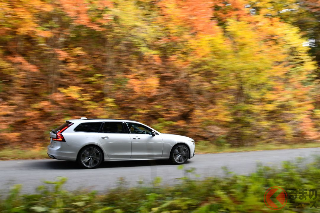 ボルボ「V90 B6 AWD Rデザイン」の走り。取材時は11月上旬で秋真っ盛りだった