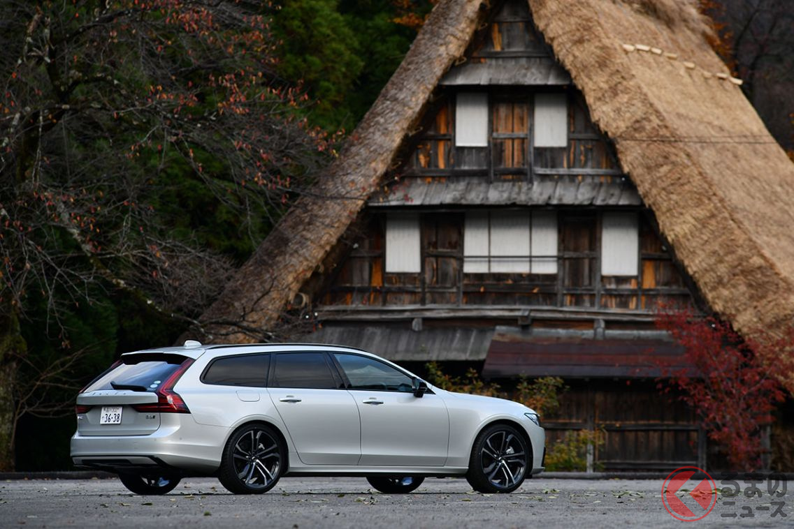 ボルボ「V90 B6 AWD Rデザイン」。富山県南砺市にある「五箇山合掌の里」で撮影をおこなった