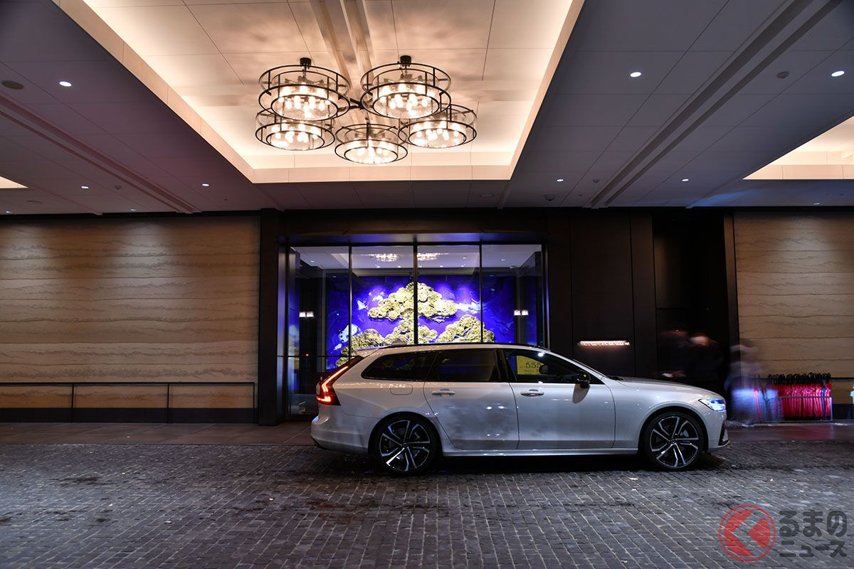 ロングドライブの目的地となった金沢駅前にある「ハイアットセントリック金沢」の車寄せで撮影