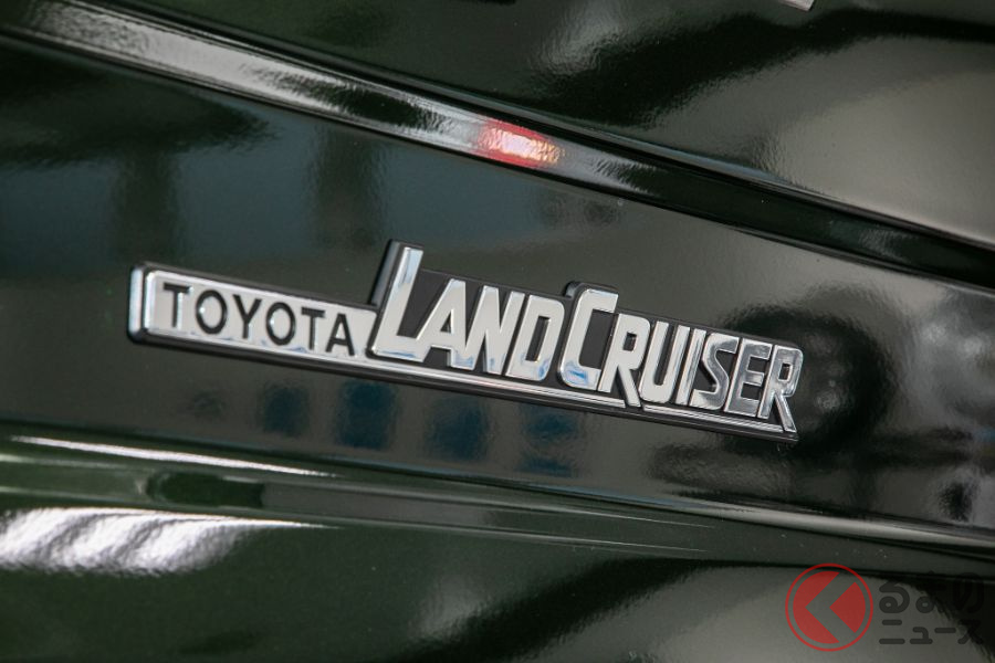 ランクル70のエンブレムは昔ながらのデザインとなっている