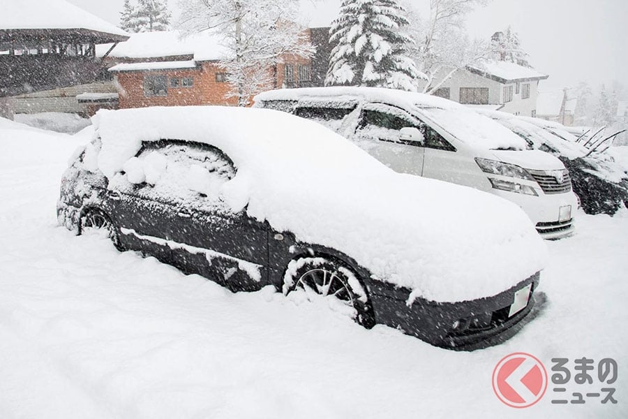 降雪時に駐車するとドアが凍結することも（イメージ）