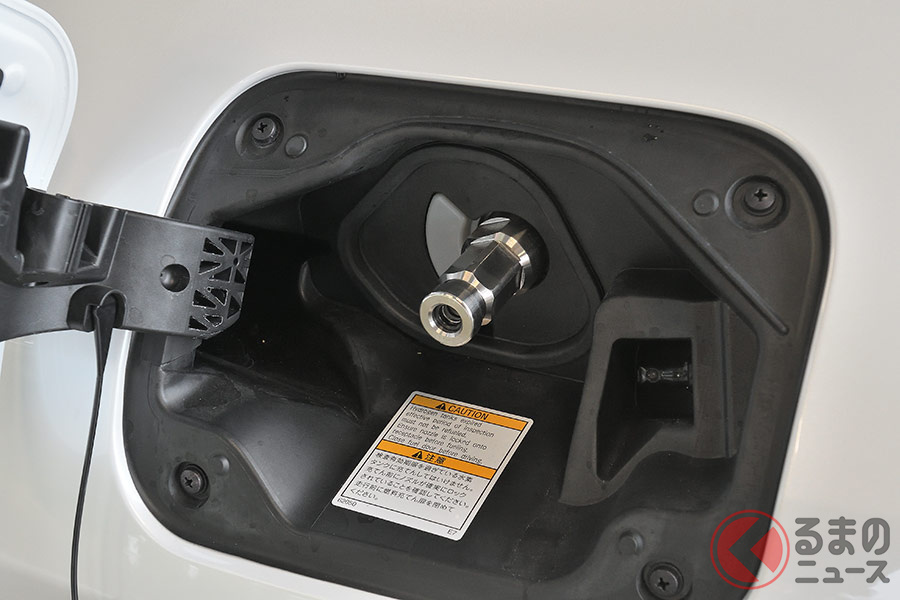 水素の充填時間は約3分とガソリン燃料並みの時間で可能。新型ミライでは1充填で約850kmを走行出来る。