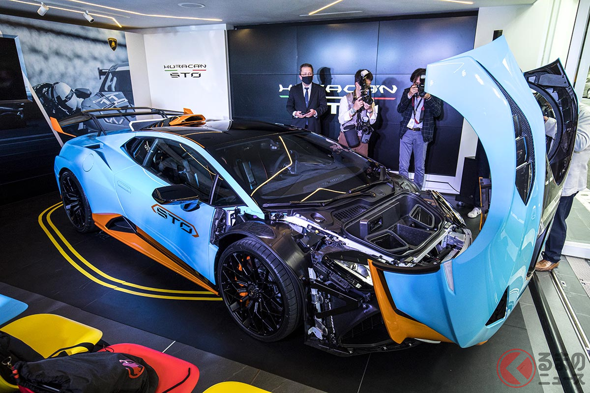 「ミウラ」と同じように開閉する、フロントボンネット・フェンダー・フロントバンパーをひとつのコンポーネントとして一体化した「Corango(コファンゴ)」が特徴