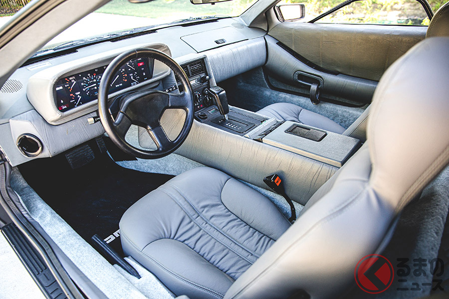 傷みも少なくコンディションの良いデロリアン「DMC-12」のコックピット(C)2020 Courtesy of RM Sotheby's