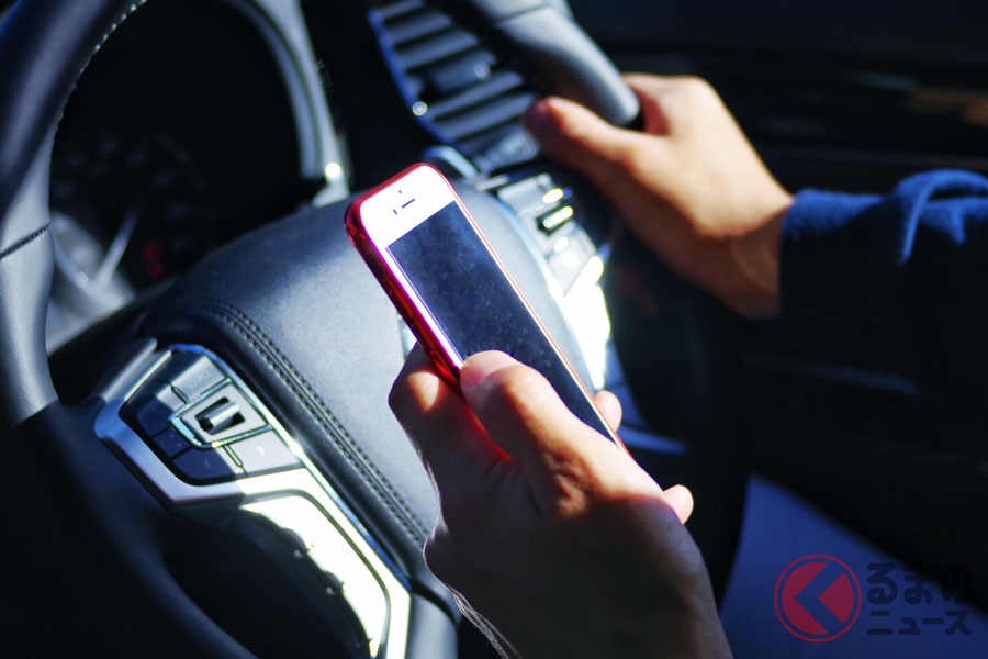 道路における交通の危険を生じさせた場合の「携帯電話使用等」では、免許の停止処分の対象となる
