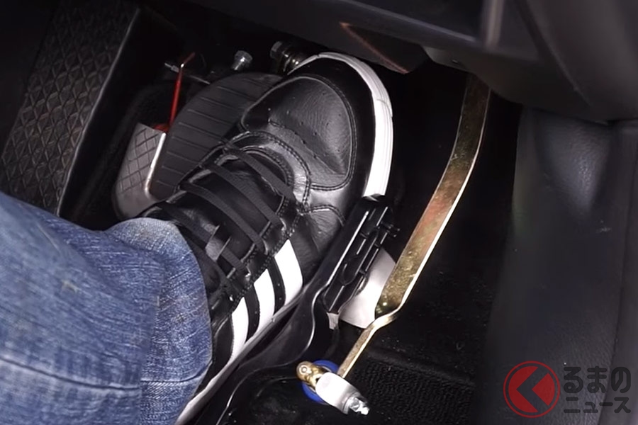 ペダルひとつでアクセルとブレーキを操作できる「ワンペダル」(画像:ナルセ機材有限会社)