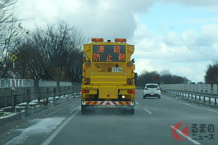 冬では、街中、高速道路、雪山などさまざまな場所で凍結防止剤などが散布されている