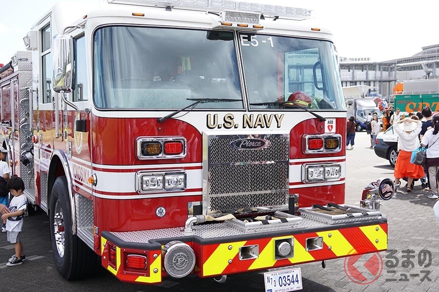 バンパーが大きく張り出したアメリカの消防車