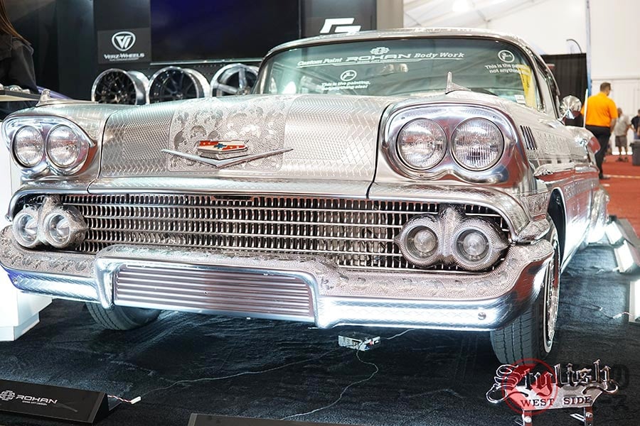 メタル塗装と手彫りが美しいシボレー「インパラ」（1958年式）のカスタムカー