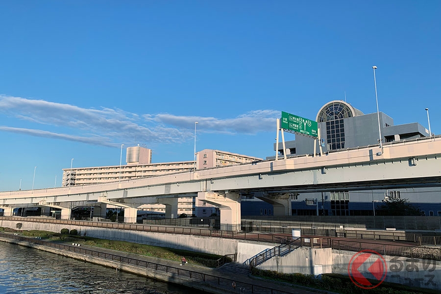 6号向島線(堤通出入口付近)観光船などの眺めに配慮して壁面をブルーに塗装