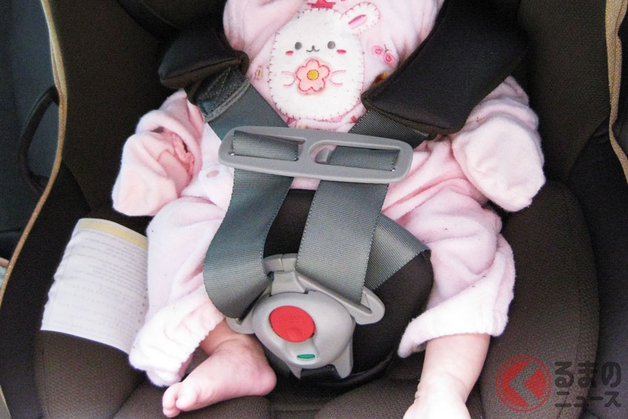 子どもが厚着のままチャイルドシートを使用するのは危険?(写真はイメージ)