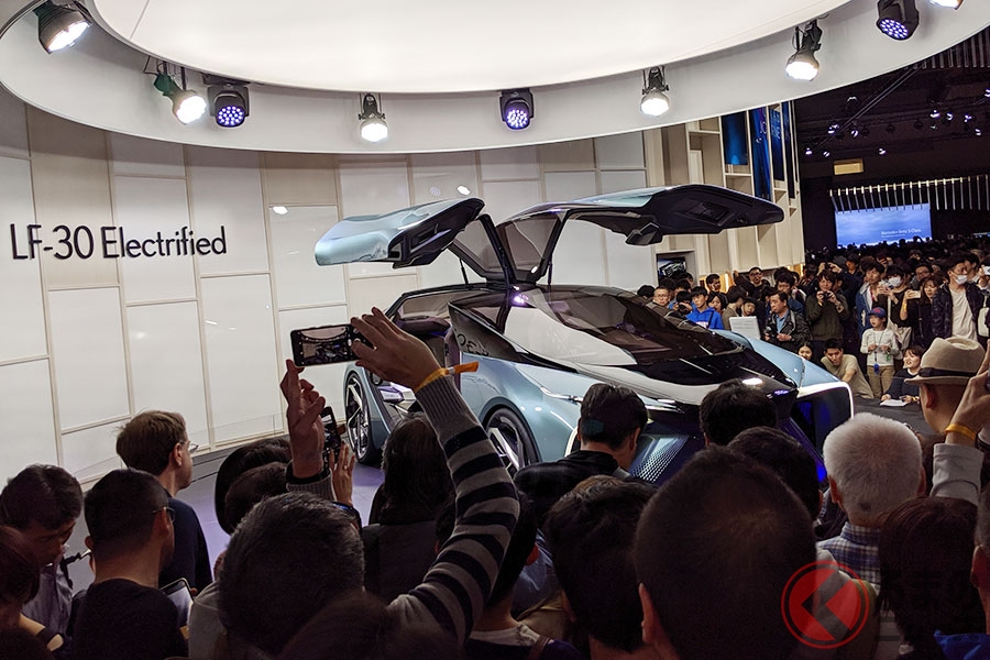 多くの人でごったがえすレクサスブース