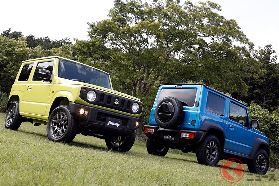 納車待ちが続く、ジムニー(左)とジムニーシエラ(右)