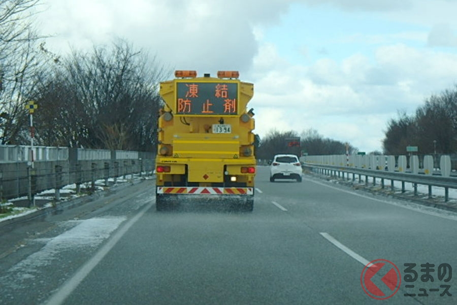 凍結防止剤を散布する作業車