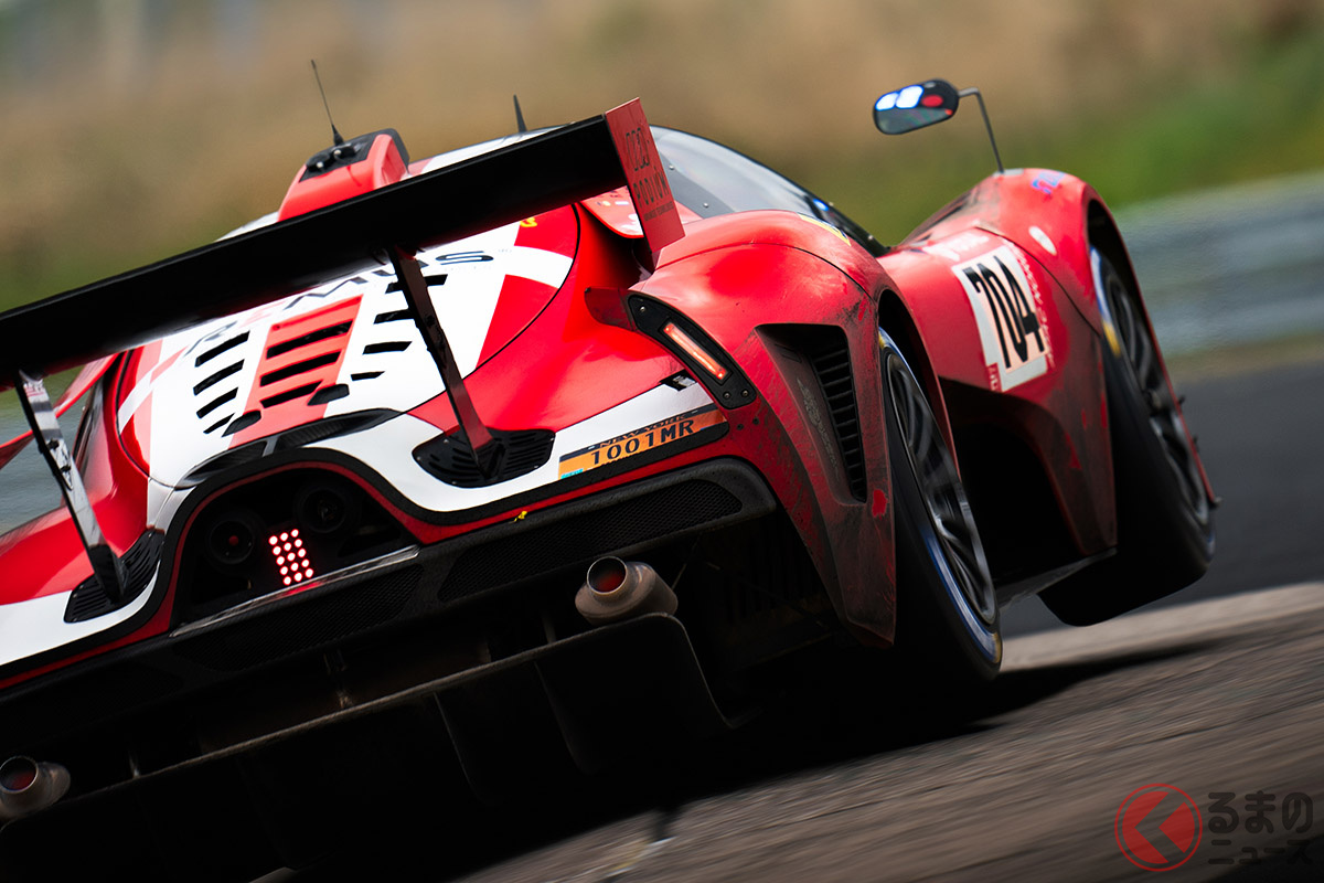 シュバルベンシュバンツの小カルーセルから飛び出す「004C」。後部に取り付けられたナンバープレートは開発車両用のもの。「004C」はレースカーであると同時にロードカーの「004S」の公式開発車両でもあるのでニューヨーク州公認の開発車両用のナンバープレートが付けられている