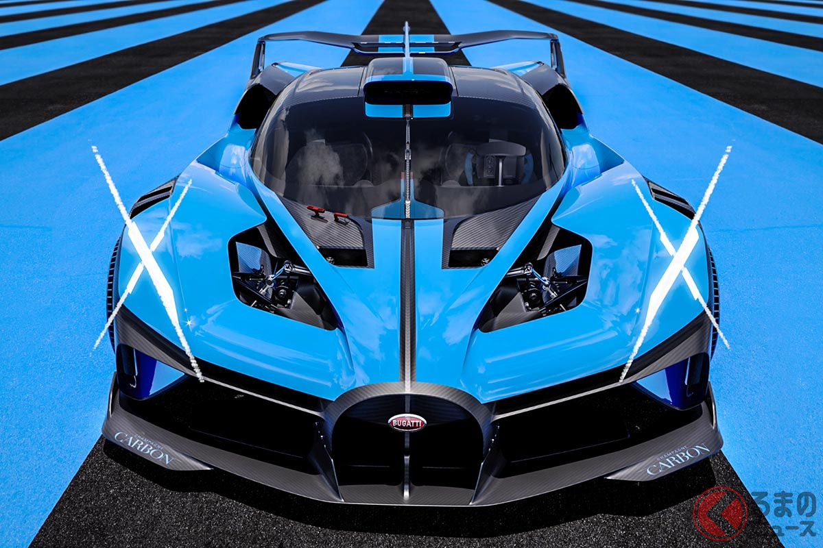 かつてのレーシングカーが、事故の際にガラスの散乱を防ぐためヘッドライトに貼っていたテープの「X」がモチーフとなっている