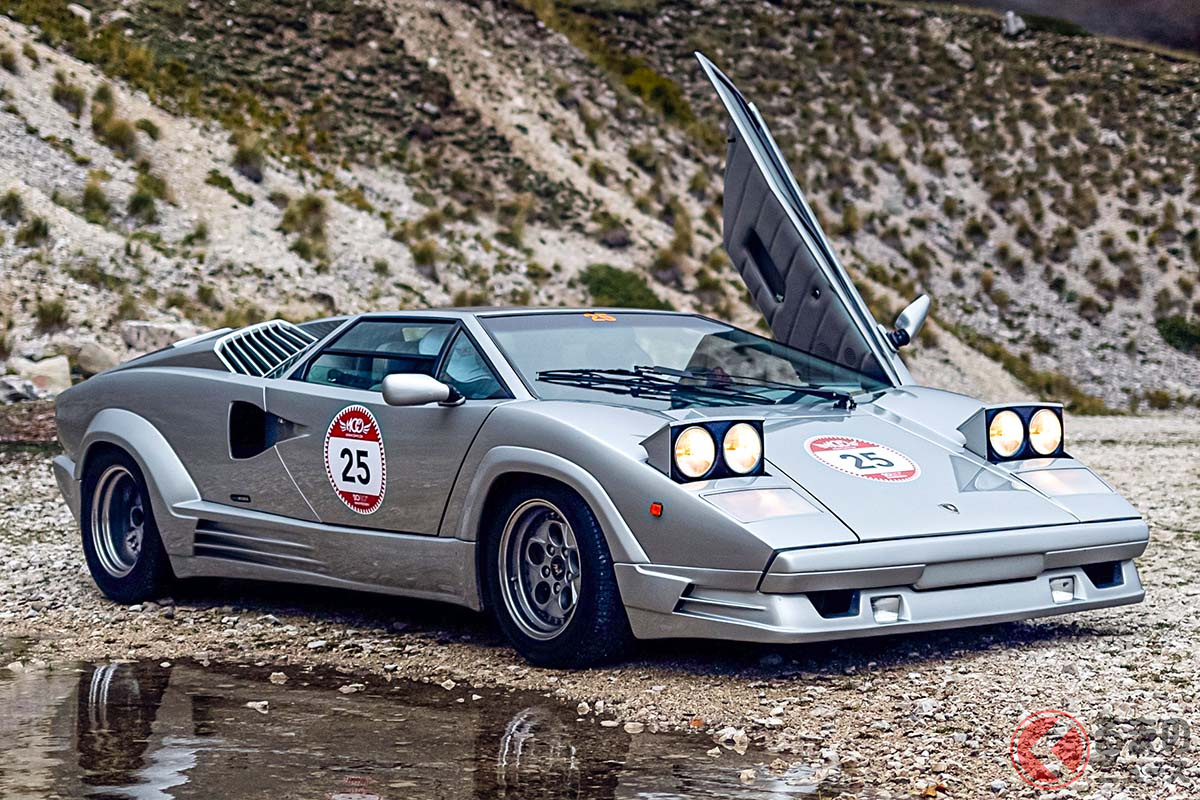 特徴的なシザースドアを跳ね上げ、リトラクタブルヘッドライトを開いたクンタッチ25thアニバーサリー