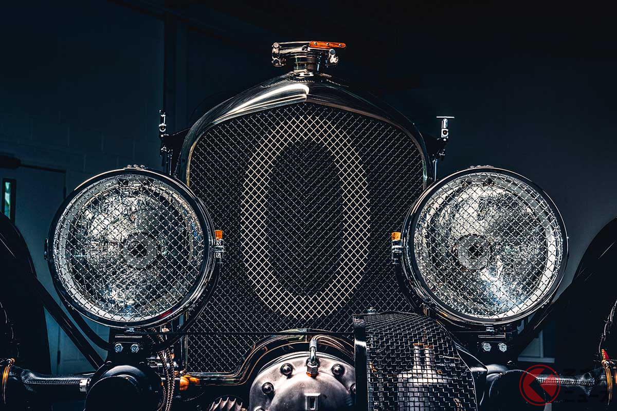 ブロワーのシンボルであるヘッドライトは、シェフィールドにあるビンテージ・ヘッドランプ・レストレーション・インターナショナル社によって再現された