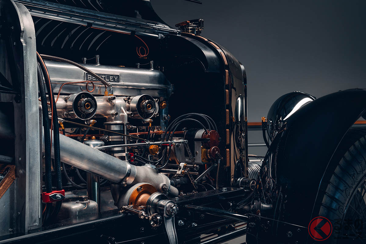 エンジンにはアルミニウムピストン、オーバーヘッドカムシャフト、4バルブ、ツインスパークイグニッションなど、1970年代のスポーツカーエンジンもうらやむような革新的技術が数多く採用されている