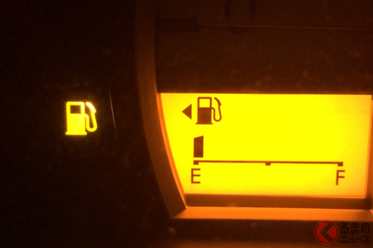 ピカッと黄色い警告灯が クルマの 給油ランプ 点灯してから何キロ走れる くるまのニュース