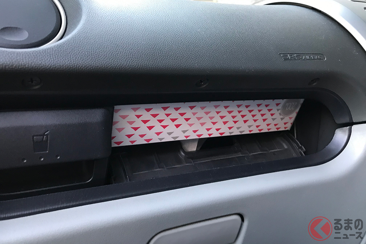 三菱「アイ」の「グローブボックスアッパートレイ」の上部にある「インパネシークレットボックス」