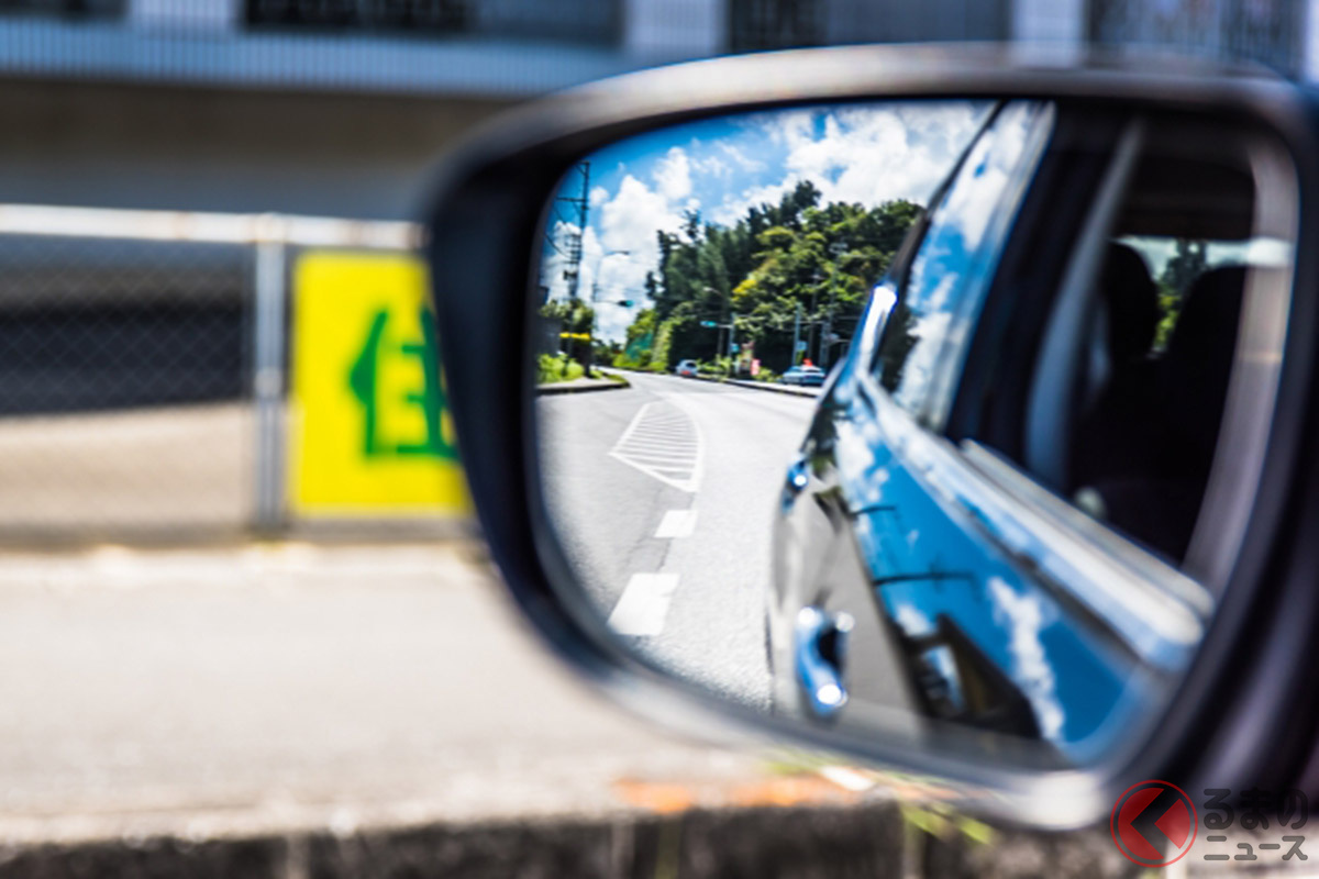 サイドミラーで後方を確認するイメージ