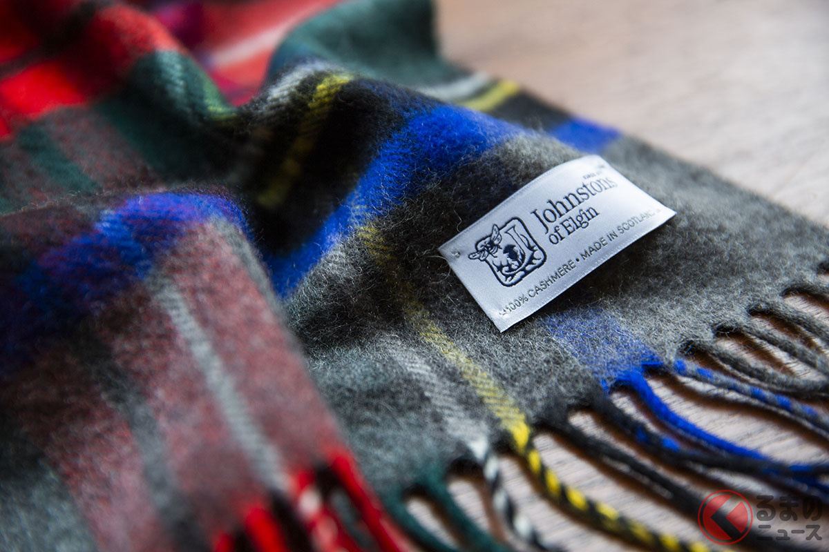 最高級のカシミヤ100%ですべてスコットランドの自社工場で織り上げられている