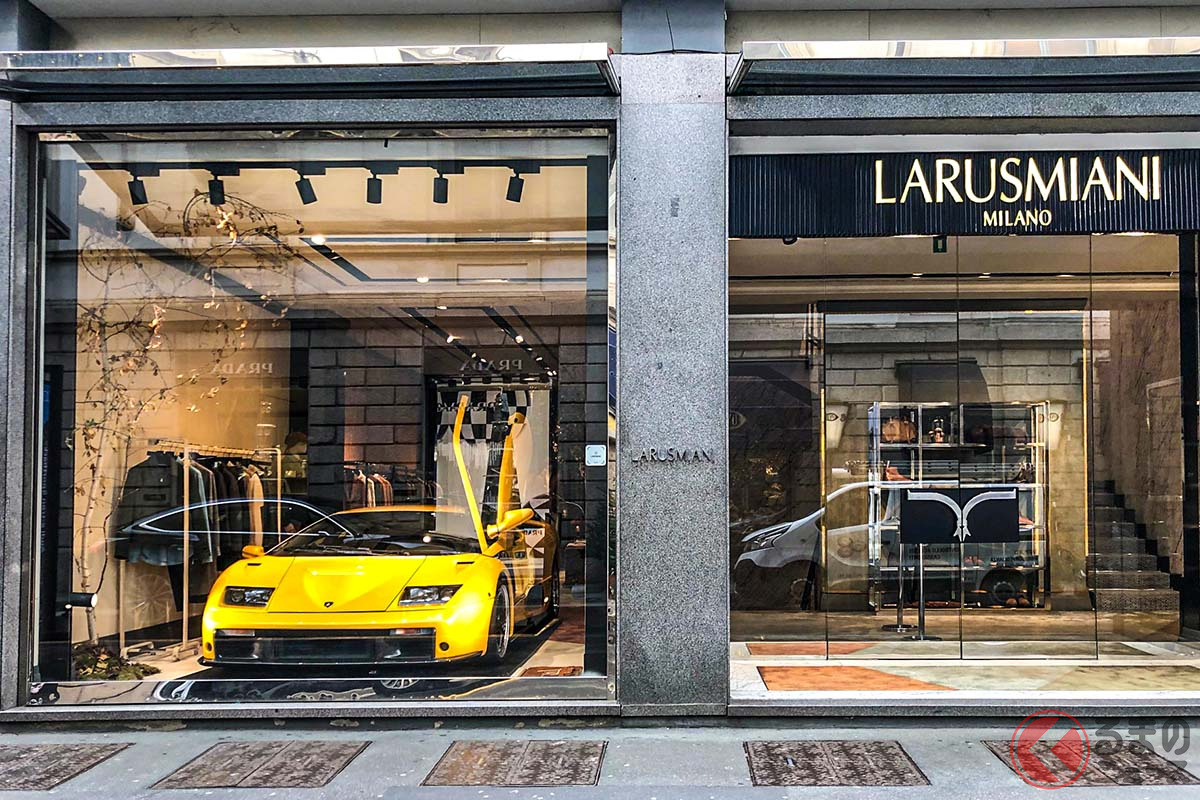 カーボンファイバー製のフロントエアダムを見せる「ディアブロGT」が高級ブランド街、モンテナポレオーネ通りのラルスミアーニのショーウインドウに飾られていた