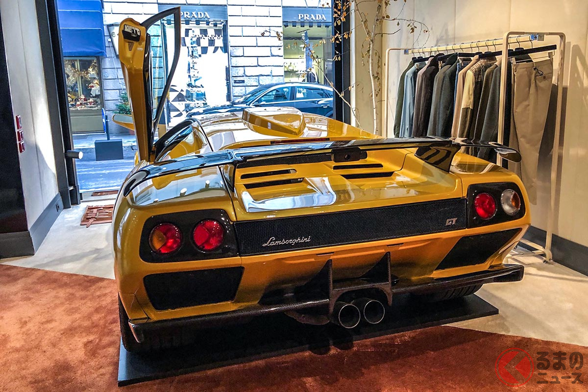 「ディアブロGT」を特徴付けるルーフ上のエンジン吸気ダクトがよくわかる。窓の向こうにはプラダのショップが見える