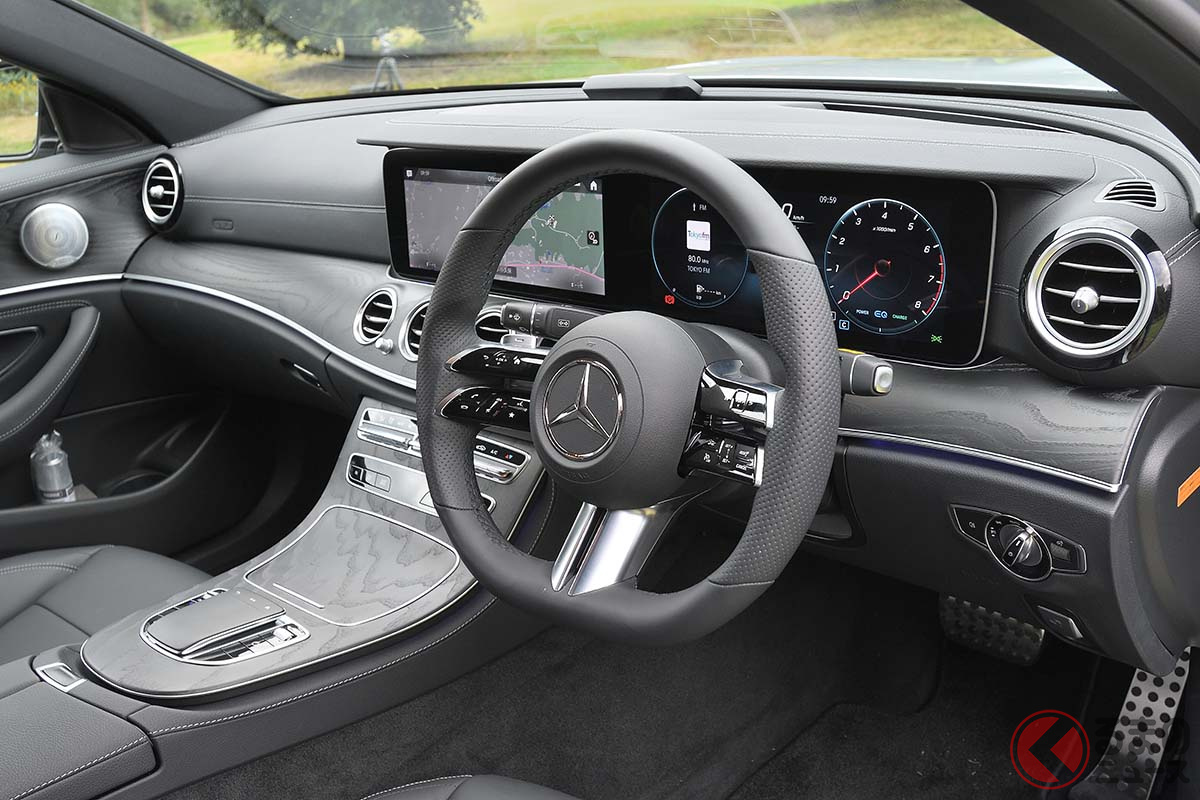 メルセデス・ベンツ改良新型「E200スポーツ セダン」のインパネ。AMGスポーツステアリングを採用する