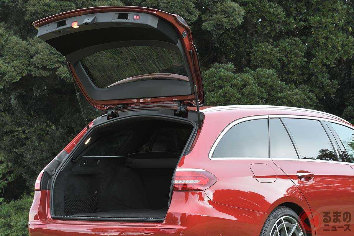 メルセデス・ベンツ改良新型「E200スポーツ ステーションワゴン」の荷室は640リッターから1820リッターの容量を確保する