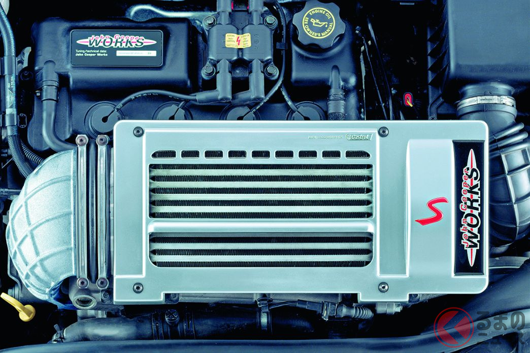 2003年10月に登場した、ミニ・クーパーおよびミニ・クーパーS用のエンジン/給排気系チューニングキット「ジョン・クーパー・ワークス(JCW)チューニングキット」。ミニ・クーパー用が39万2000円(税別、以下同)ミニ・クーパーS用が69万8000円だった