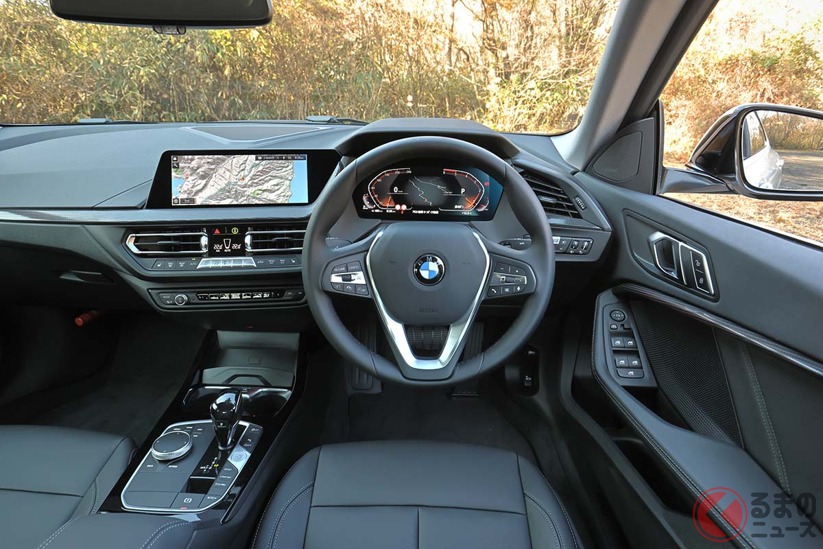 BMW「218dグランクーペ Play Edition Joy+」のインパネ。ディーゼルの218dのトランスミッションは8速AT、ガソリンの218iのトランスミッションは7速DCTとなる