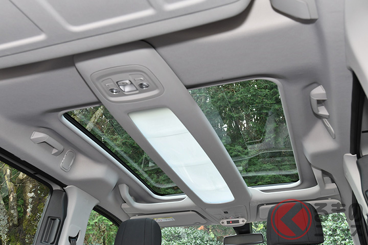 MODUTOP(モジュトップ)と呼ばれる、パノラミックガラスルーフと多機能ルーフストレージがひとつになったルーフ